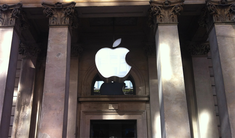 are dogs allowed in apple stores uk